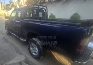 Toyota Hilux 2000 White