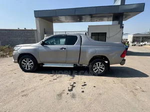 Photo - Toyota Hilux 2020 Brown