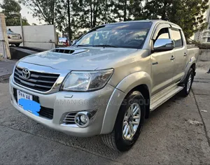 Toyota Hilux 2013 Silver
