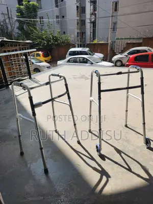 Photo - Almunium Walker重新brand New Foldable Stainless Walker管理walker Quality