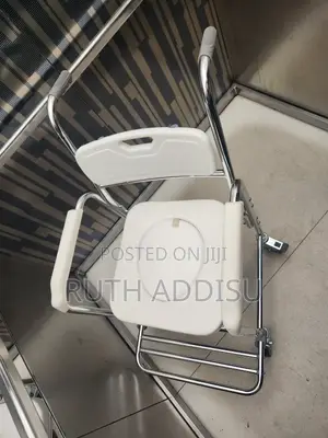 Photo - Commode Wheelchair轟隆wheelchair較高wheelchair奢侈wheelchair鳵的wheelchair