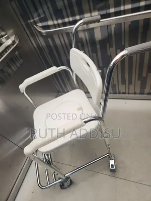 Photo - Commode Four Wheels Wheelchair宛若wheelchair蝨不toilet Wheelchair老人poty