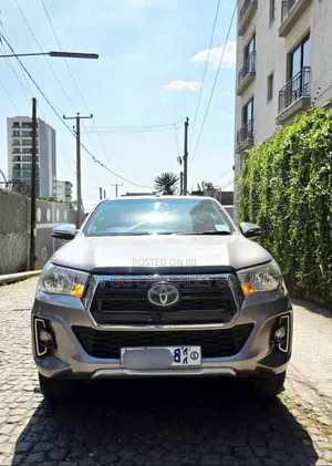Photo - Toyota Hilux 2020 Silver