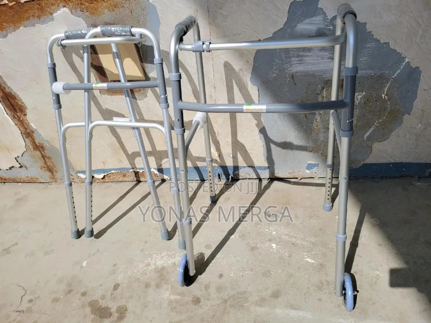 Aluminum Walker肖园walker on the Left Is a Folding Walker甄৳Walking