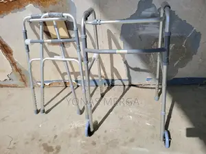 Photo - Aluminum Walker肖园walker on the Left Is a Folding Walker甄৳Walking