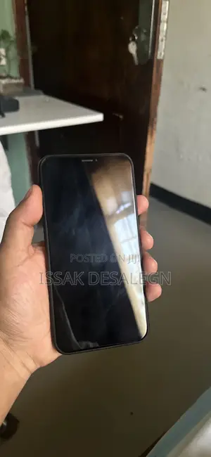 Photo - Apple XR 128 GB Black