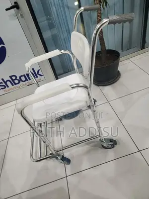 Photo - Ommode Wheelchair輕易toilet Seat Very New Wheelchair考生commode Wheelchair