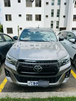 Photo - Toyota Hilux 2020 Gray