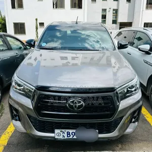 Photo - Toyota Hilux 2020 Silver