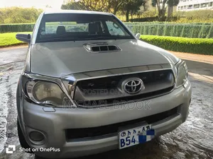 Photo - Toyota Hilux 2010 Silver