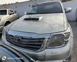 Photo - Toyota Hilux 2012 Silver