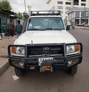 Photo - Toyota Land Cruiser 2019 White