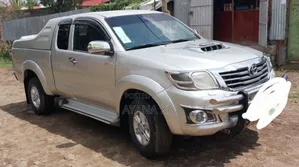 Photo - Toyota Hilux 2013 Gold