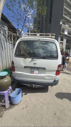 Toyota HiAce 2000 White