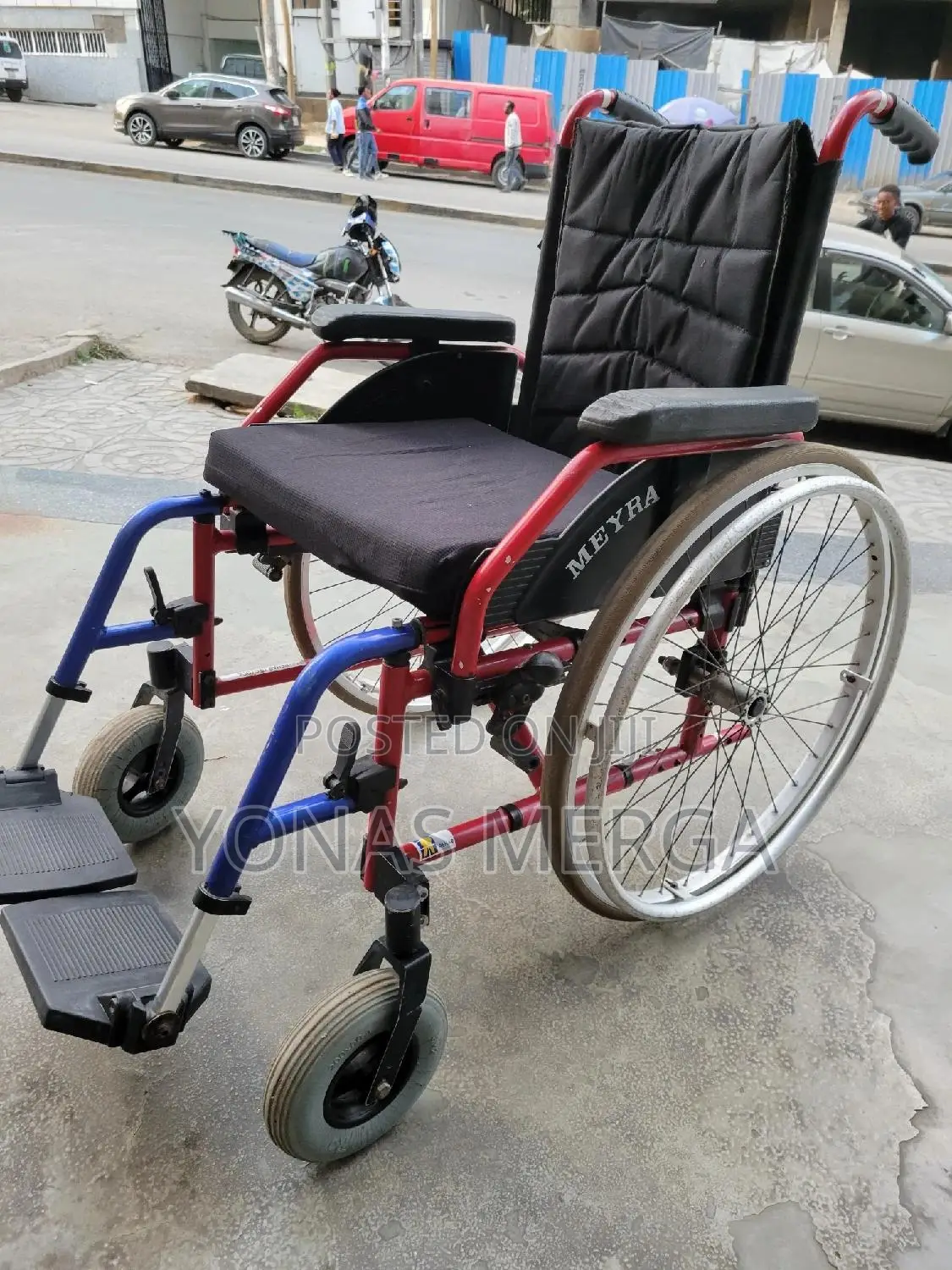 Self-Drive Wheelchair//Wheelchair Can Also Be Pushed by a Helper.