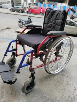 Self-Drive Wheelchair//Wheelchair Can Also Be Pushed by a Helper.