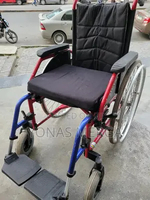 Photo - Normal Wheelchair鬱昍wheelchair都二folding Wheelchair Folds Up Fairly