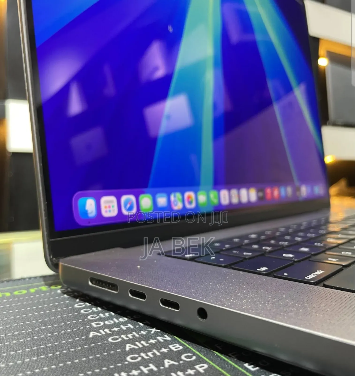 New Apple MacBook Pro 2023 M2 Max 16-Inch 64GB Apple M1 Max SSD 1T