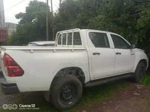 Photo - New Toyota Hilux 2022 White