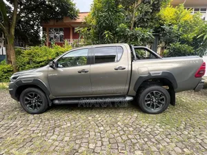 Photo - Toyota Hilux 2021 Gray