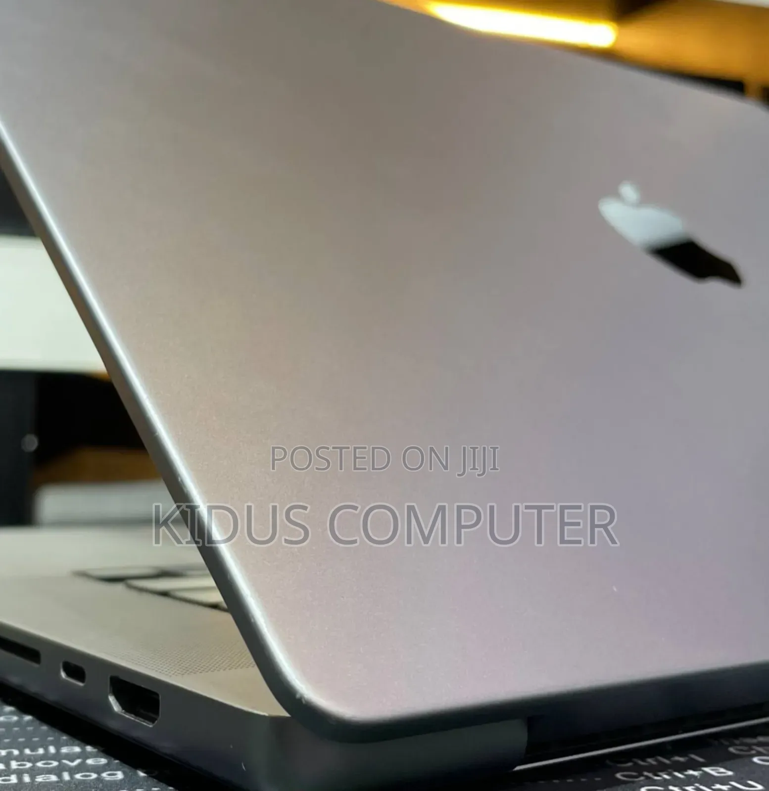 New Laptop Apple MacBook Pro 2022 M2 16GB Apple M1 SSD 1T