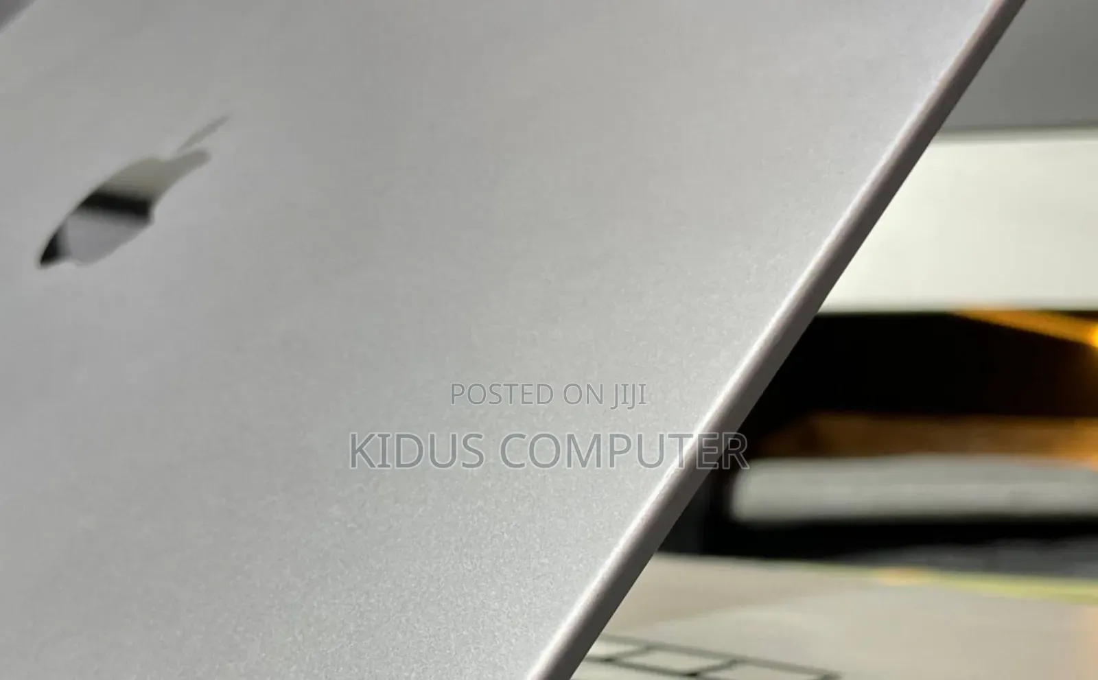 New Laptop Apple MacBook Pro 2022 M2 16GB Apple M1 SSD 1T