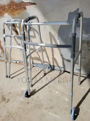 Photo - Walker嶺鄜walking Aid/Walker從來for Physically Challenged