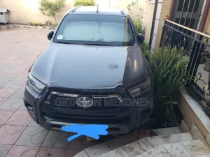 Photo - Toyota Hilux 2022 Gray