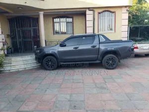 Toyota Hilux 2022 Gray