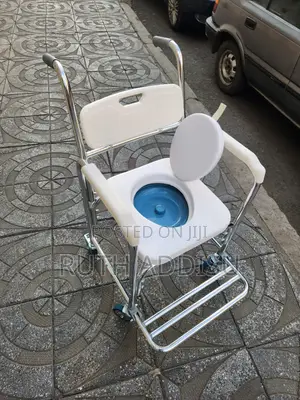 Photo - Four Mini Wheels Wheelchair管道wheelchair延誤wheelchair蝨你commode Medical