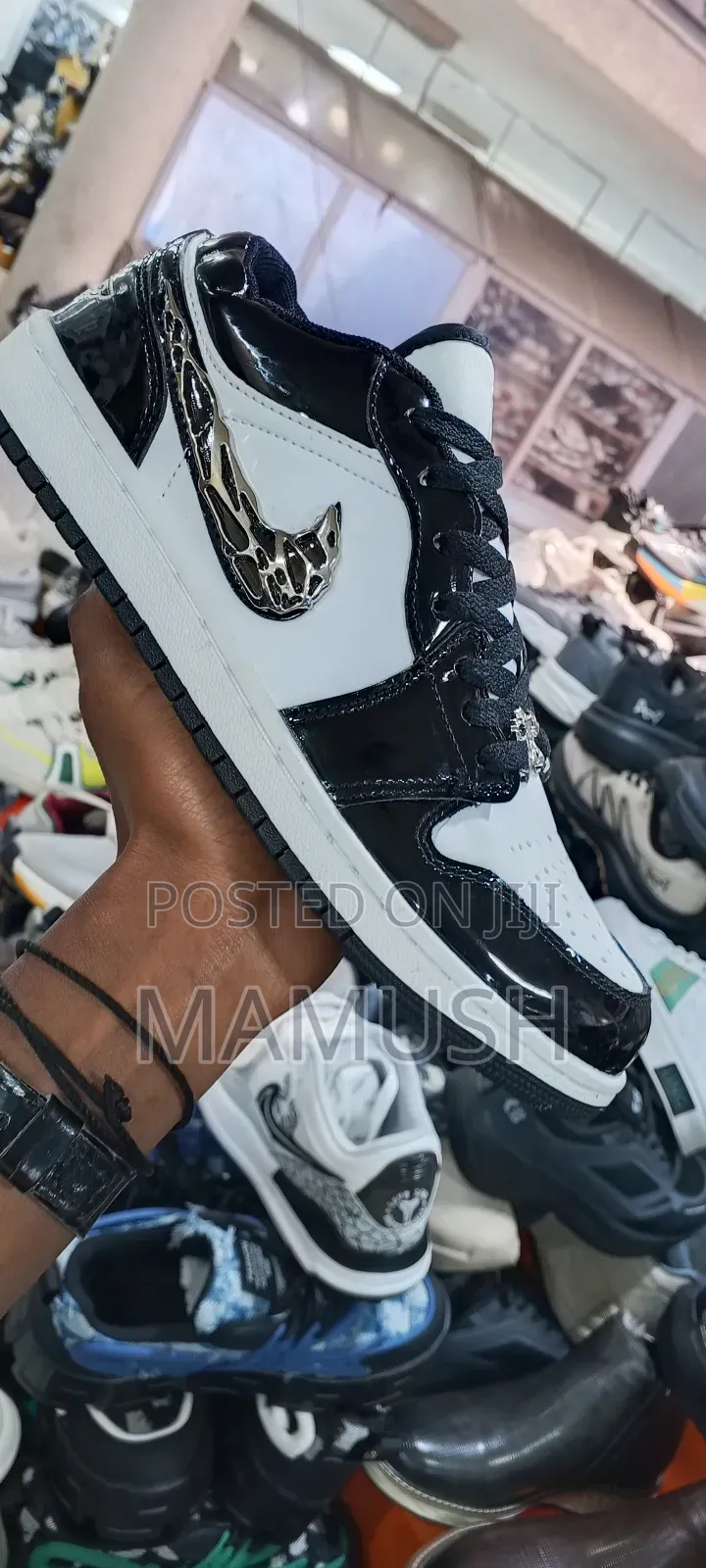 This Is Nike Air Jordan 1low Se "Concord " Snickers