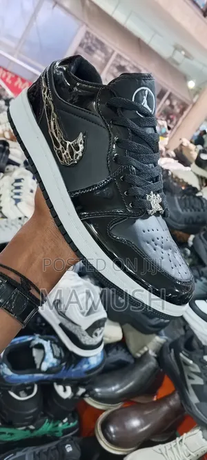 This Is Nike Air Jordan 1low Se "Concord " Snickers