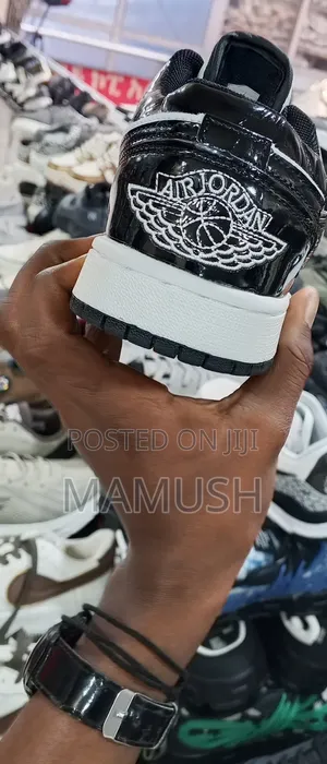 This Is Nike Air Jordan 1low Se "Concord " Snickers