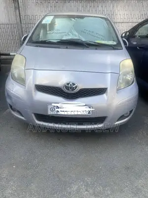 Photo - Toyota Yaris Base Sedan 4dr 2010 Silver