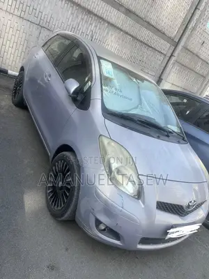 Toyota Yaris Base Sedan 4dr 2010 Silver