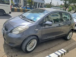 Photo - Toyota Yaris 2009 Gray