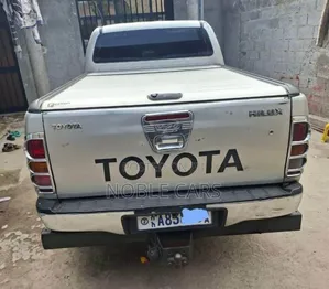 Toyota Hilux 2012 Gold