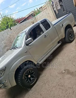 Photo - Toyota Hilux 2012 Gold