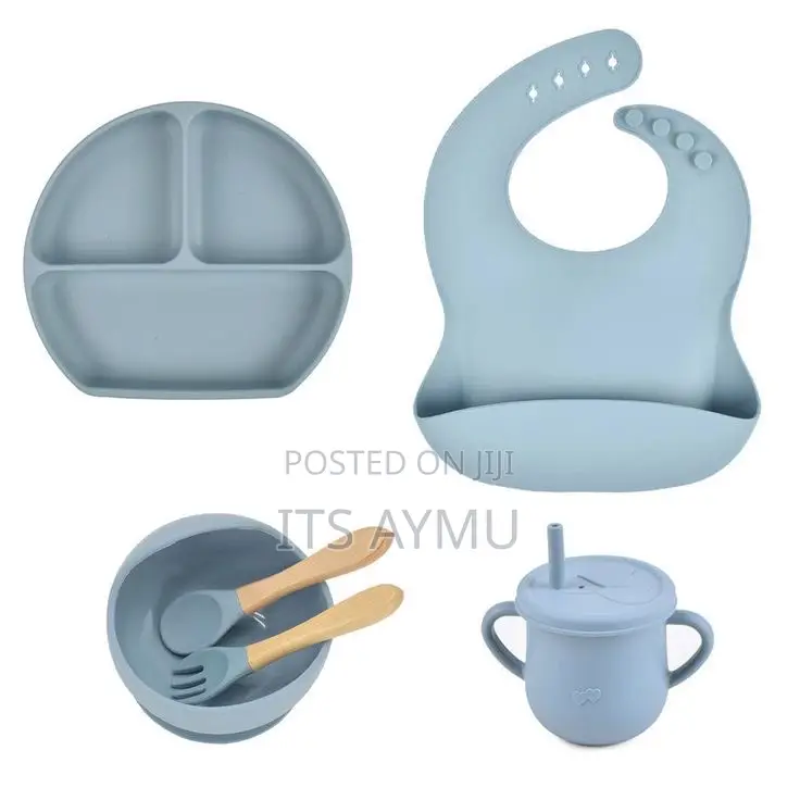 Silicone Baby Feeding Set ጠረጴዛ ላይ የራሱ መለጠፊያ ያለው