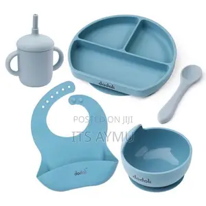 Silicone Baby Feeding Set ጠረጴዛ ላይ የራሱ መለጠፊያ ያለው