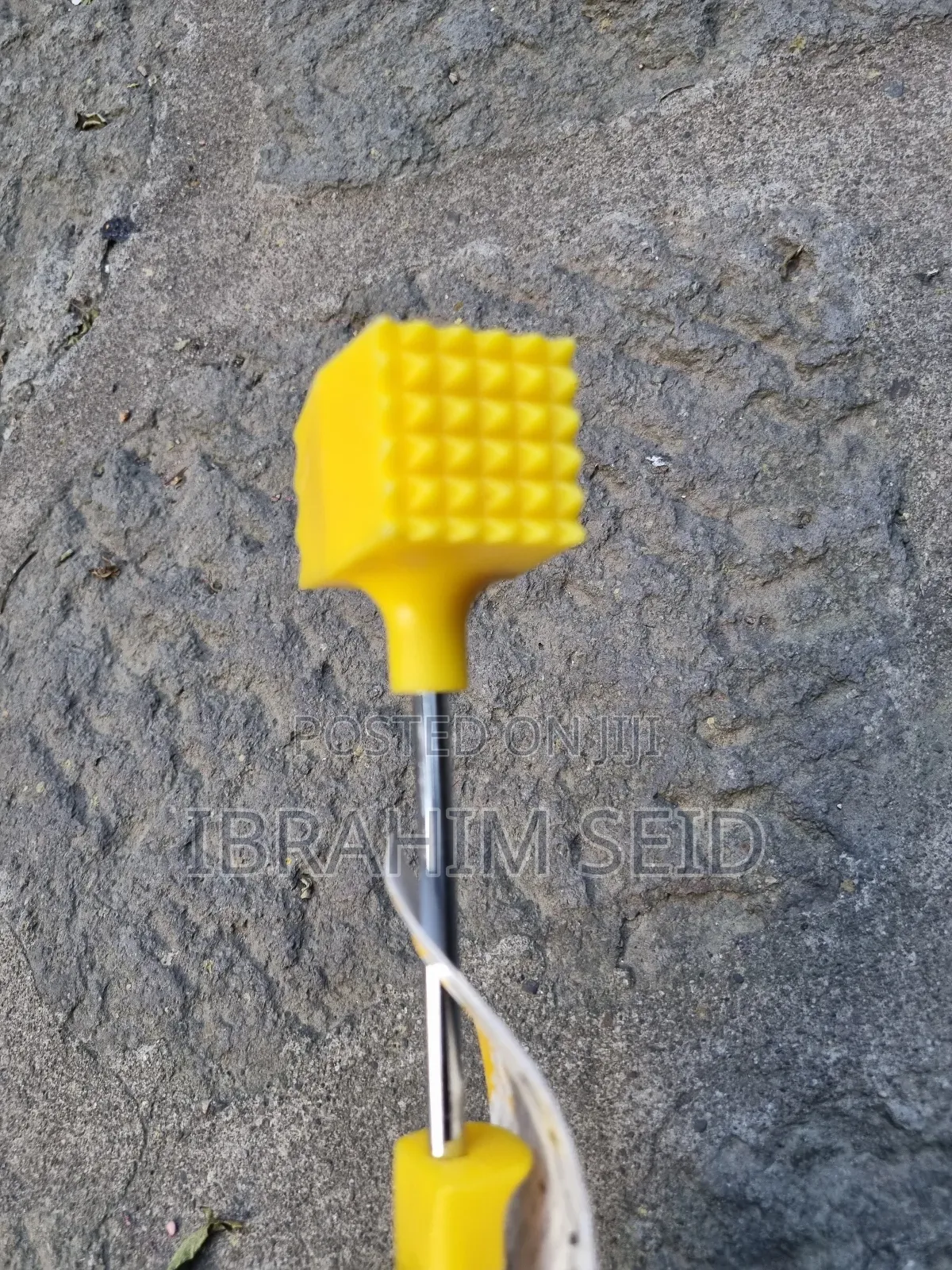 *Dual-Sided Design: Features Sharp Nails for Tenderizer