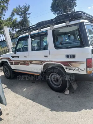Toyota Land Cruiser 2011 White