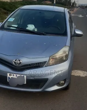 Photo - Toyota Yaris 2012 Silver