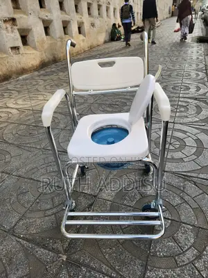 Photo - Commode Wheelchair奔走brand New Toilet Wheelchair奢華wheelchair Commode