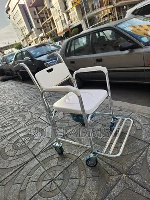 Photo - Commode Wheelchair軟弱toilet Wheelchair庫房wheelchair Commode老公wheelchair