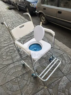 Photo - Commode Wheelchair輕微wheelchair做好wheelchair批判wheelchair短三wheelchair New