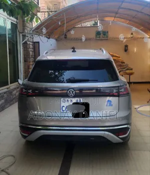 Volkswagen ID.6 2024 Gold