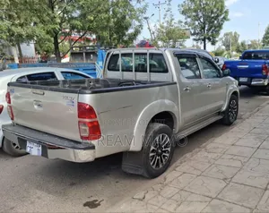 Toyota Hilux 2015 Gold