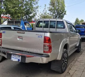 Toyota Hilux 2015 Gold