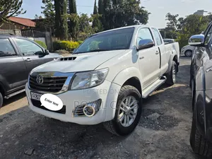 Photo - Toyota Hilux 2013 White